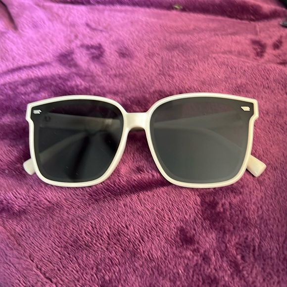 YuJian Beige oversized retro sunglasses New in Box - Picture 2 of 8